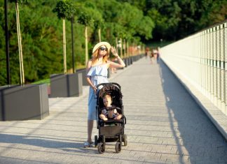 Letni spacer z niemowlakiem — o czym warto pamiętać?