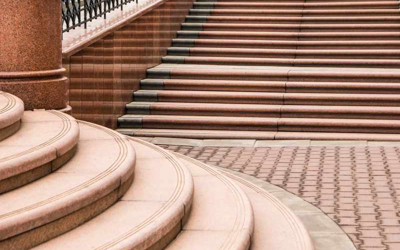 Atrakcyjne i oszczędne schody do budynków użyteczności publicznej, idealne w przypadku ograniczonej przestrzeni.