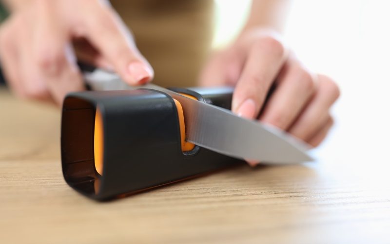 Ostrzenie noży, dłut, siekier, osadek ręcznych i elektrycznych narzędzi do ostrzenia - jak to zrobić?