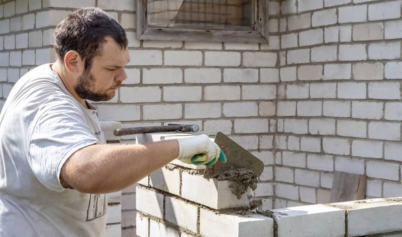 Jak murować ściany w piwnicy - zastosowanie bloczków betonowych lub cegły?