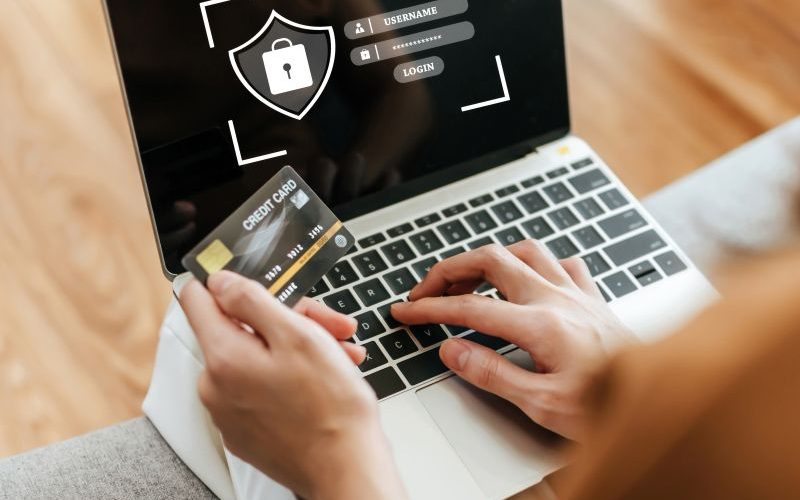 Jak zabezpieczać dane klientów i płatności w e-sklepie