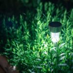 Wybór lamp solarnych do ogrodu, balkonu i tarasu - co warto wiedzieć?