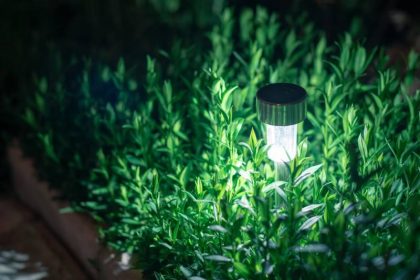 Wybór lamp solarnych do ogrodu, balkonu i tarasu - co warto wiedzieć?