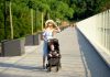 Letni spacer z niemowlakiem — o czym warto pamiętać?