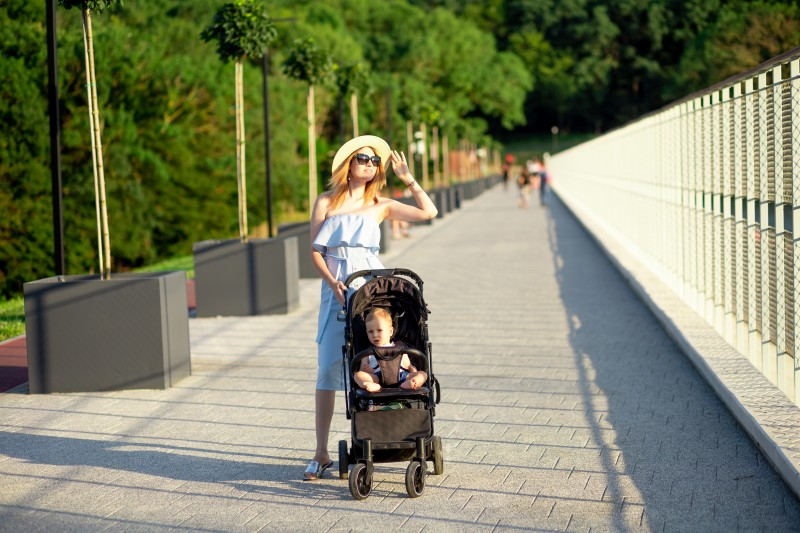 Letni spacer z niemowlakiem — o czym warto pamiętać?