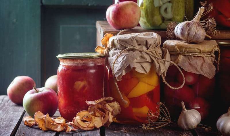 Praktyczne wykorzystanie jabłek: Kompoty, soki, dżemy oraz przepisy na ciasta i suszone owoce jabłek