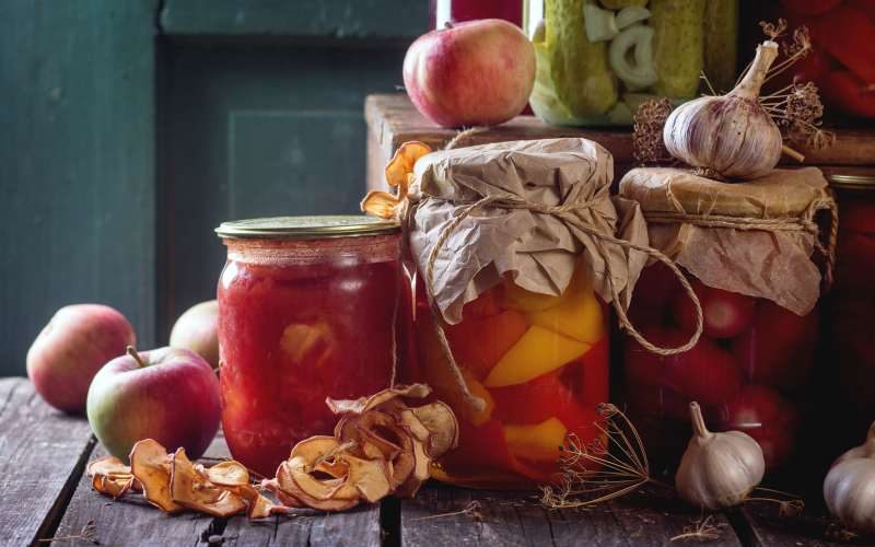 Praktyczne wykorzystanie jabłek: Kompoty, soki, dżemy oraz przepisy na ciasta i suszone owoce jabłek