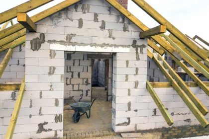 Renowacja domu z kostki: pomysły na zmiany w domu z lat 80-tych